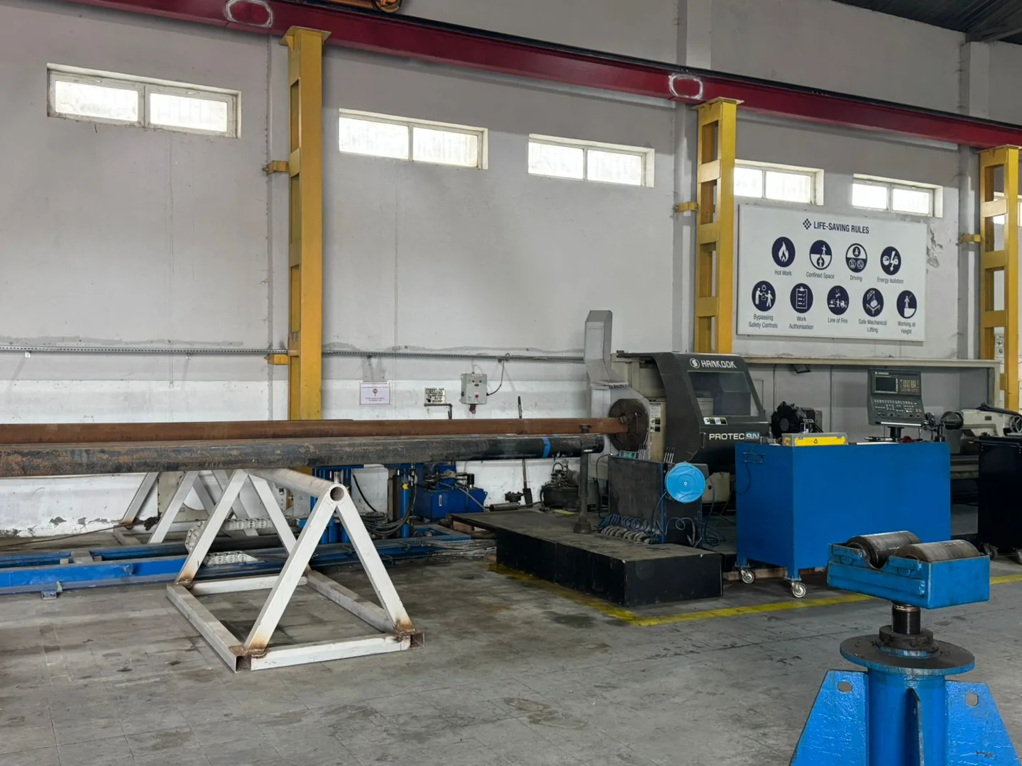 Lathe and tubular workpiece